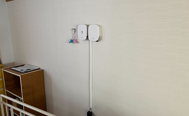 居室への設置もおまかせ。ベッドからすぐ手が届く場所に。